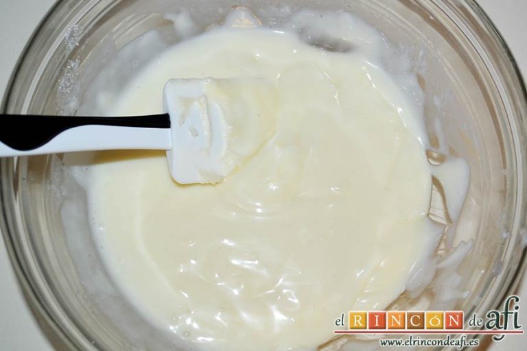 Pastel de soletillas, mascarpone y Nutella, calentar otras tres cucharadas de leche, agregar la gelatina escurrida y mezclar con el mascarpone y el azúcar