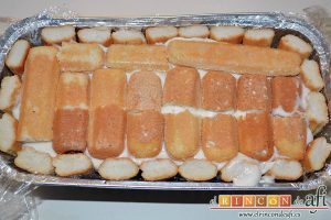 Pastel de soletillas, mascarpone y Nutella, tapar con el resto de los bizcochos humedecidos