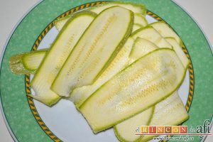 Penne con calabacines, limón y bacon, lavar y laminar el cabalacín