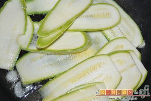 Penne con calabacines, limón y bacon, añadir las láminas de calabacín