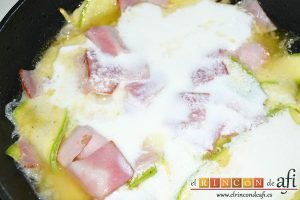 Penne con calabacines, limón y bacon, añadir la nata agria