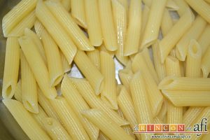 Penne con calabacines, limón y bacon, escurrir la pasta cuando esté al dente