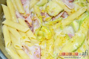 Penne con calabacines, limón y bacon, mezclar con el sofrito y añadir la ralladura de limón
