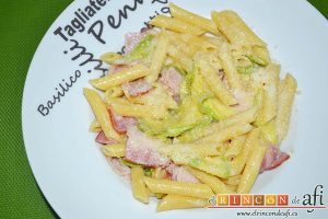 Penne con calabacines, limón y bacon, sugerencia de presentación