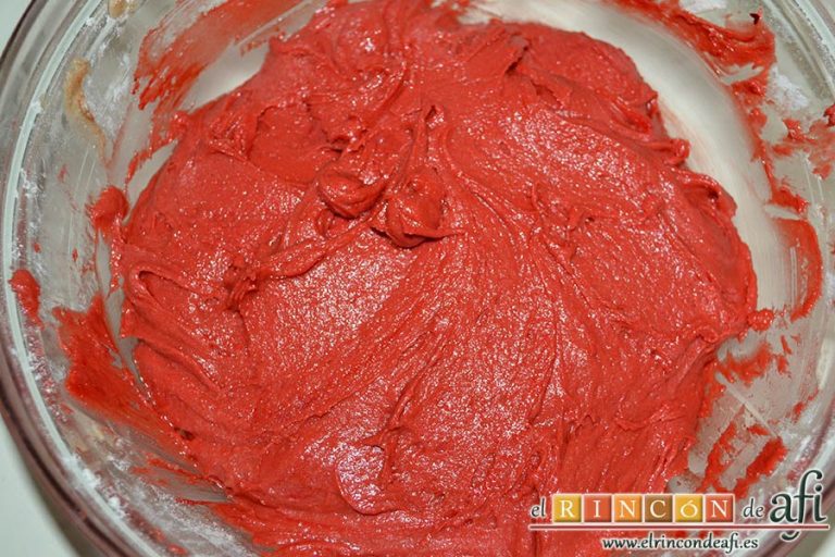 Red Velvet Cookies, mezclar el contenido de los dos bols hasta formar una masa homogénea