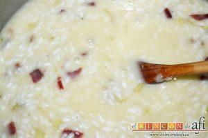 Risotto con jamón serrano, cuando el arroz esté hecho añadir el queso parmesano y remover