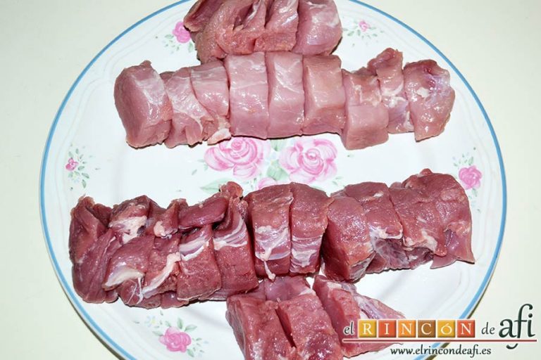 Solomillo de cerdo en salsa de paprika, retirar las partes de grasa y fibrosas, y cortar en medallones