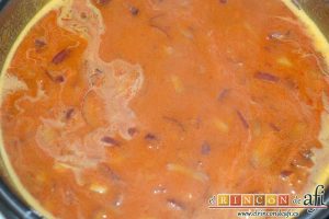 Solomillo de cerdo en salsa de paprika, remover, añadir el caldo y dejar cocer hasta que espese