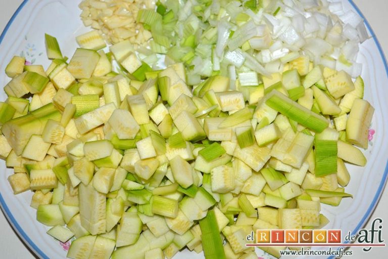 Sopa de verduras, picar en cuadraditos los ajos, los calabacines pelados y las cebolletas