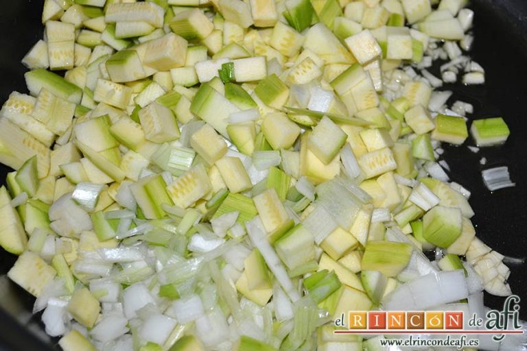 Sopa de verduras, añadir los calabacines y cebolletas