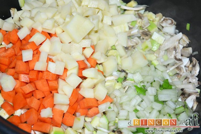 Sopa de verduras, añadir las papas, las zanahorias y las pencas de las acelgas