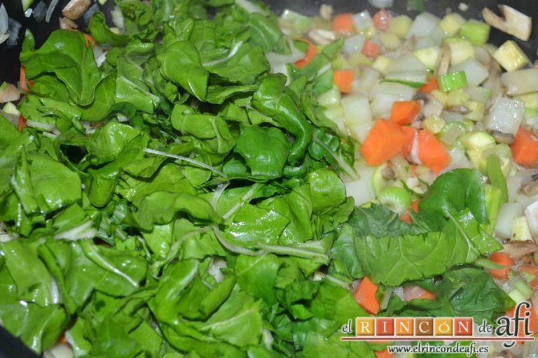Sopa de verduras, añadir las hojas de acelga y remover