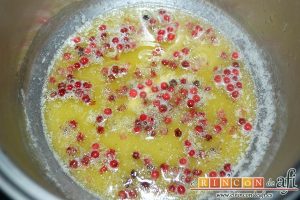 Ternera a la pimienta rosa, saltear en la mantequilla la pimienta rosa en grano