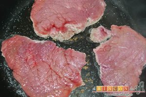 Ternera a la pimienta rosa, pasar los filetes espolvoreados de sal por una sartén caliente
