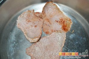 Ternera a la pimienta rosa, mantenerlos atemperados en un caldero