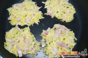 Tortitas de papas y bacon, mezclar e ir friendo porciones
