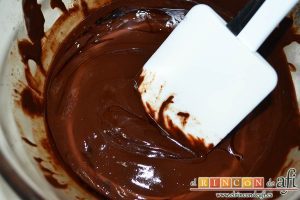 Cookies de chocolate de Ferran Adriá, fundir 120 gramos del chocolate negro con la mantequilla en microondas