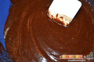 Cookies de chocolate de Ferran Adriá, unirlo a la mezcla de huevos y azúcar