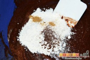 Cookies de chocolate de Ferran Adriá, añadir el resto de ingredientes (vainas de vainilla, harina, café soluble y especies)