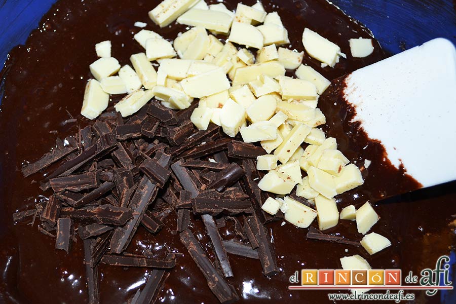 Cookies de chocolate de Ferran Adriá, trocear los 45 gramos de chocolate blanco y los 45 gramos de chocolate negro y añadir a la mezcla