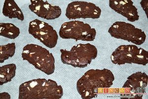 Cookies de chocolate de Ferran Adriá, sacarlo, retirar la cubierta y cortar cilindros de medio centímetro de grosor
