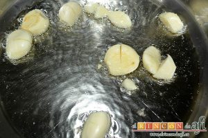 Medallones de solomillo de cerdo al whisky, pelar los ajos y ponerlos en un caldero con un buen chorro de aceite de oliva