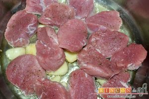 Medallones de solomillo de cerdo al whisky, cuando los ajos hayan dorado, añadir los medallones
