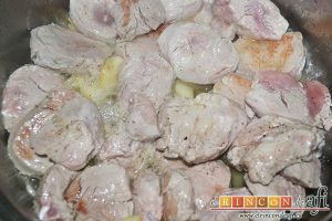 Medallones de solomillo de cerdo al whisky, ir dorando la carne