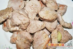 Medallones de solomillo de cerdo al whisky, retirar los medallones y reservar