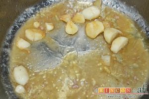 Medallones de solomillo de cerdo al whisky, añadirle al jugo que ha quedado en la olla el limón y el whisky