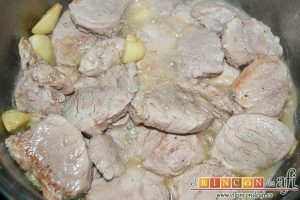 Medallones de solomillo de cerdo al whisky, una vez ha espesado la salsa, volver a añadir los medallones