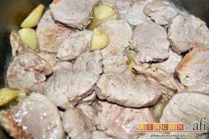 Medallones de solomillo de cerdo al whisky, rehogar la carne