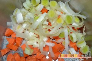 Panceta de cerdo cocida y tostada con puré de papas, añadir los puerros troceados en rodajas
