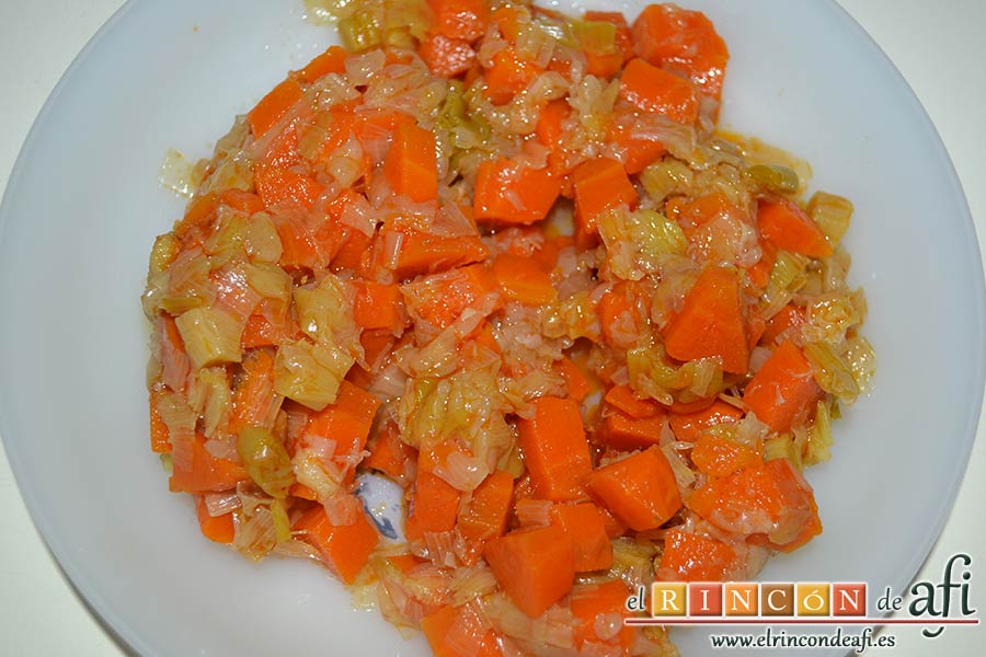 Panceta de cerdo cocida y tostada con puré de papas, retirar la verdura a otro plato