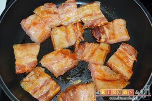 Panceta de cerdo cocida y tostada con puré de papas, tostar la panceta en una sartén sin nada de aceite