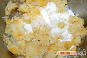 Panceta de cerdo cocida y tostada con puré de papas, machacar las papas y añadir la nata