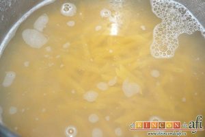Bacalao a la calesera, incorporar la pasta a la olla destapada