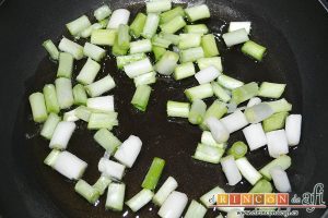 Bacalao a la calesera, picarlos y ponerlos en una sartén con aceite de oliva