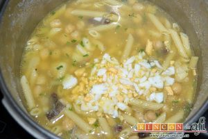 Bacalao a la calesera, picar el huevo duro y añadirlo