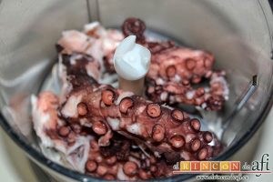 Croquetas de pulpo, poner los trozos en un vaso triturador
