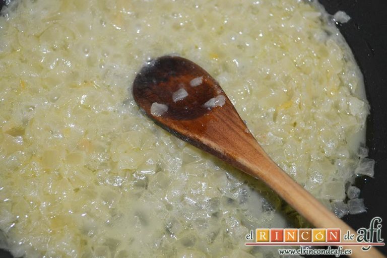 Croquetas de pulpo, pochar en una sartén con aceite de oliva la cebolla picadita