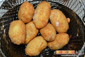 Croquetas de pulpo, freírlas en abundante aceite de oliva
