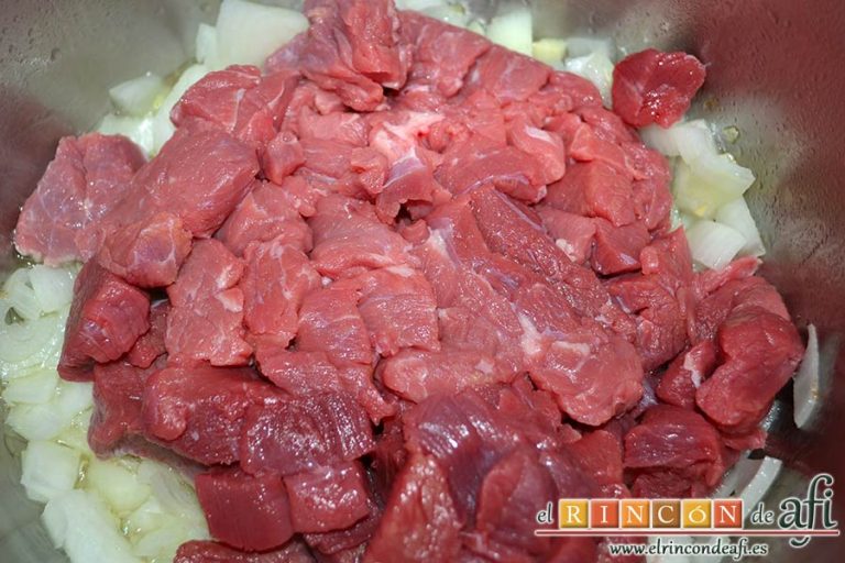 Guiso de carne con verduras, cuando la cebolla tome color añadir la carne troceada