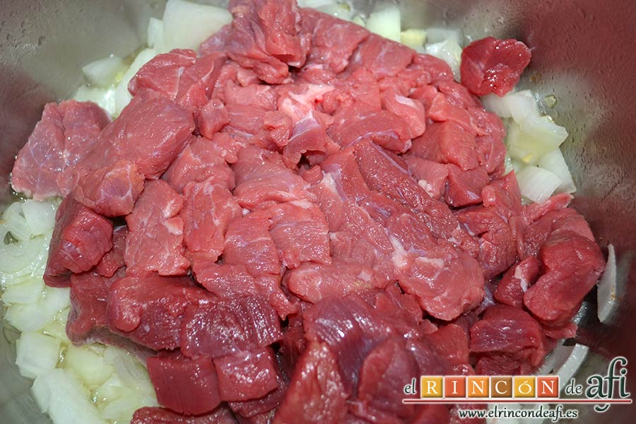 Guiso de carne con verduras, cuando la cebolla tome color añadir la carne troceada