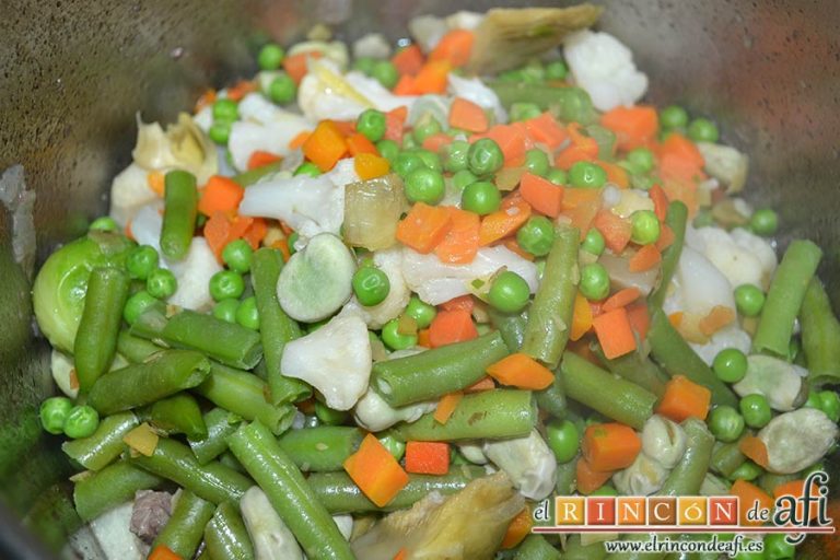 Guiso de carne con verduras, escurrir las verduras y añadirlas a la olla