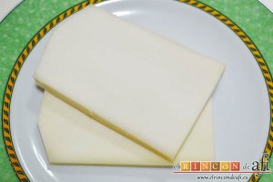 Queso en carroza, cortar unas lonchas generosas de queso retirando la corteza