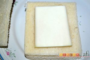 Queso en carroza, poner una loncha de queso sobre una rebanada de pan