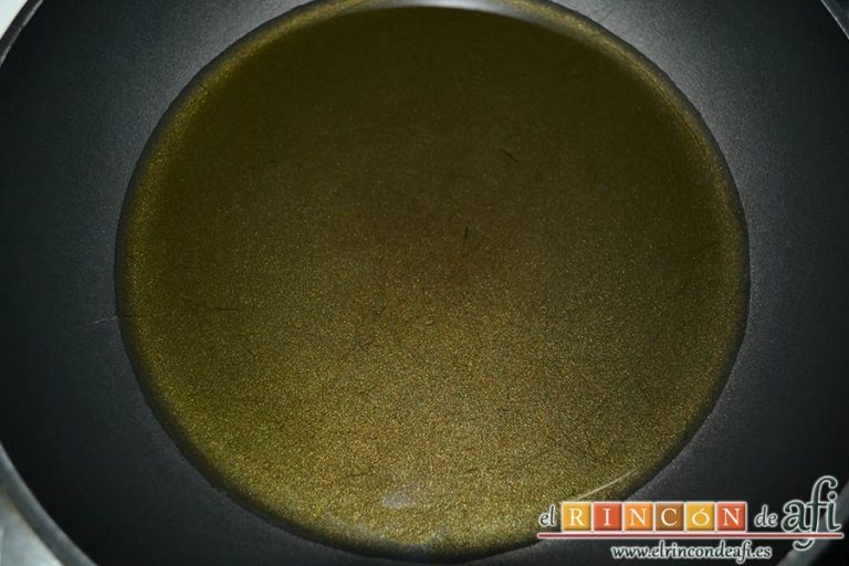 Sopa de hierbabuena, calentar en una sartén un buen chorro de aceite de oliva