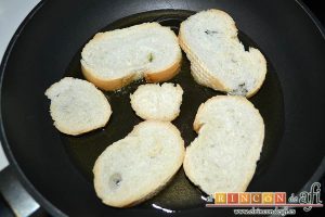 Sopa de hierbabuena, poner las rodajas de pan