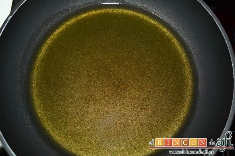 Sopa de pan con majada de almendras, calentar un buen chorro de aceite de oliva en una sartén